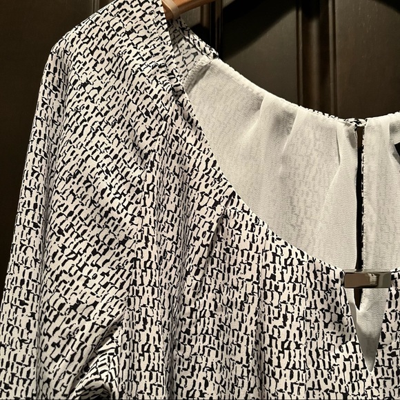 NWT White House Black Market 3/4 Sleeve Keyhole Painted Texture Blouse size S - Picture 7 of 11